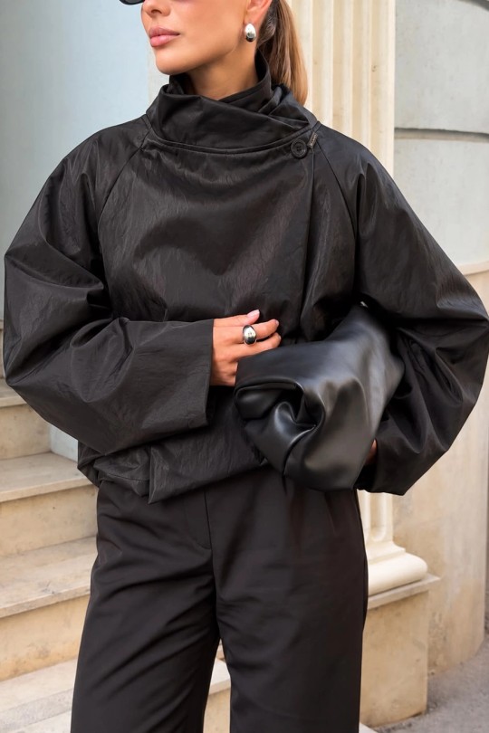 7690 - Veste courte femme en simili cuir à col montant drapé-NOIR