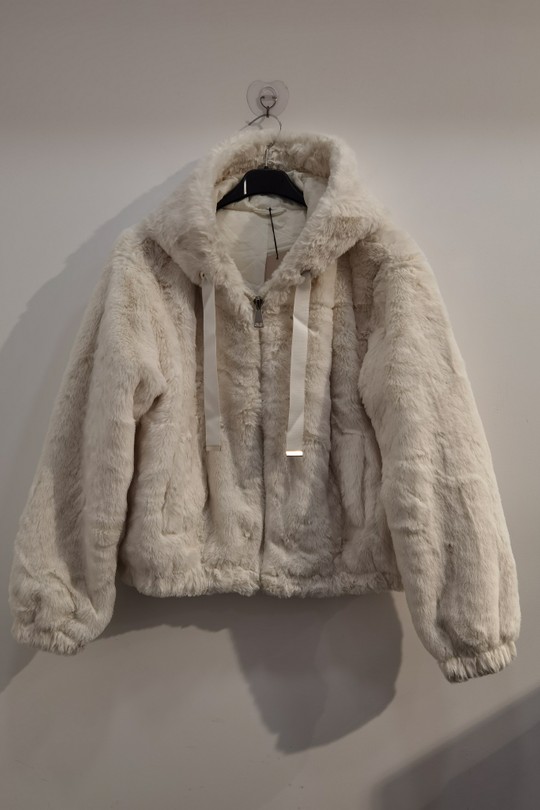 KOURTNEY18-BLANC