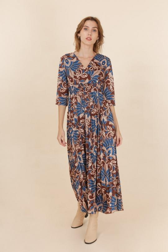 ROBE LONGUE PLISSÉE, COL V, SATIN , MANCHE 3/4 , TAILLE UNIQUE .YOU10749.-MARRON