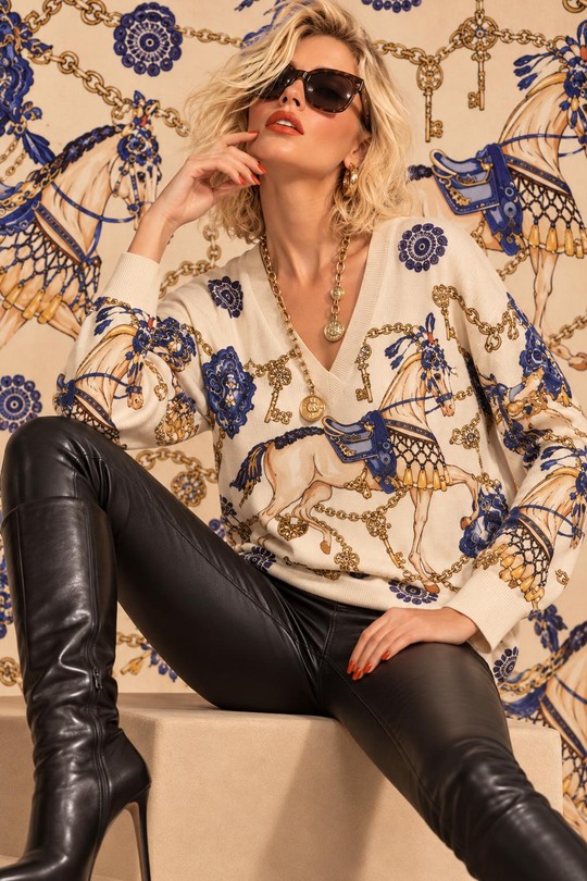 ROYAL SADDLE – PULL COL V À MOTIF ÉQUESTRE-ECRU